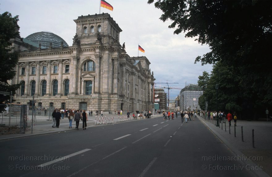 Berlin. Reichstag. Bundestag.
Juni 2000. Berlin. Mitte. Tiergarten. Mitte. Reichstag. Bundestag.
Schlüsselwörter: Bundestag;Deutschland;Germany;Mitte;Reichstag;Berlin;Tiergarten