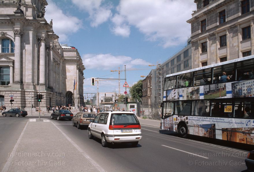 Berlin. Reichstag. Ebertstraße
20. Mai 2001. Berlin. Mitte. Tiergarten. Regierungsviertel. Reichstag. Ebertstraße
Schlüsselwörter: Berlin;Deutschland;Ebertstraße;Germany;Mitte;Regierungsviertel;Reichstag;2001;Tiergarten