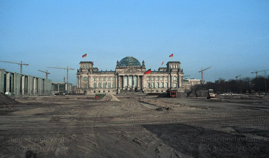 Berlin. Vor dem Reichstag wird Erde aufgeschüttet. um einen Park anzulegen.
März 2002. Berlin. Mitte. Tiergarten. Vor dem Reichstag wird Erde aufgeschüttet. um einen Park anzulegen.
Schlüsselwörter: Deutschland;Germany;Mitte;Reichstag;Berlin;Tiergarten