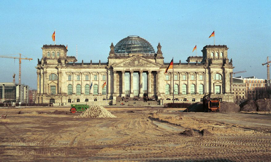 Berlin. Vor dem Reichstag wird Erde aufgeschüttet. um einen Park anzulegen.
März 2002. Berlin. Mitte. Tiergarten. Vor dem Reichstag wird Erde aufgeschüttet. um einen Park anzulegen.
Schlüsselwörter: Berlin;Bundestag;Deutschland;Germany;Mitte;Reichstag;2002;Tiergarten