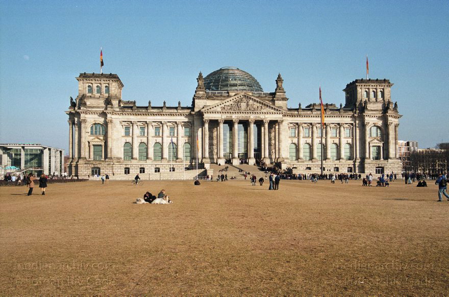 Berlin. Reichstag. Bundestag
15. 3. 2003. Berlin. Mitte Tiergarten. Regierungsviertel. Reichstag. Bundestag
Schlüsselwörter: Berlin;Bundestag;Deutschland;Germany;Hauptstadt;Mitte;Regierungsviertel;Reichstag;2003;Tiergarten