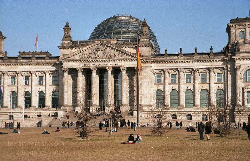 Berlin. Reichstag. Bundestag
15. 3. 2003. Berlin. Mitte Tiergarten. Regierungsviertel. Reichstag. Bundestag
Schlüsselwörter: Berlin;Bundestag;Deutschland;Germany;Hauptstadt;Mitte;Regierungsviertel;Reichstag;2003;Tiergarten