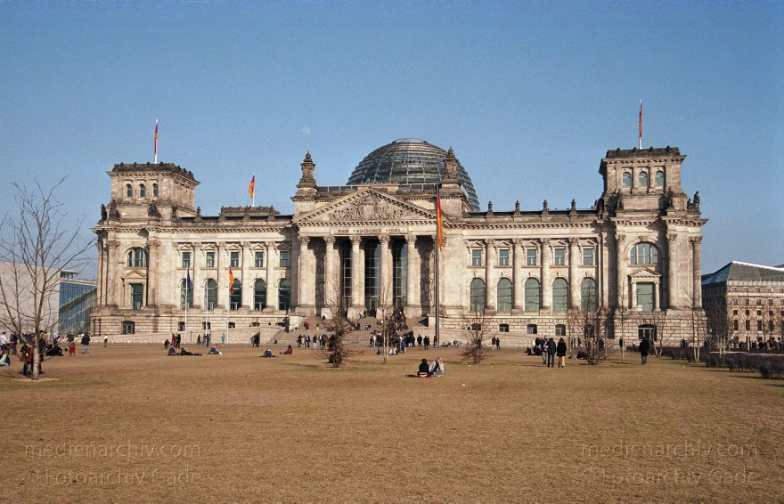 Berlin. Reichstag. Bundestag
15. 3. 2003. Berlin. Mitte Tiergarten. Regierungsviertel. Reichstag. Bundestag
Schlüsselwörter: Berlin;Bundestag;Deutschland;Germany;Hauptstadt;Mitte;Regierungsviertel;Reichstag;2003;Tiergarten