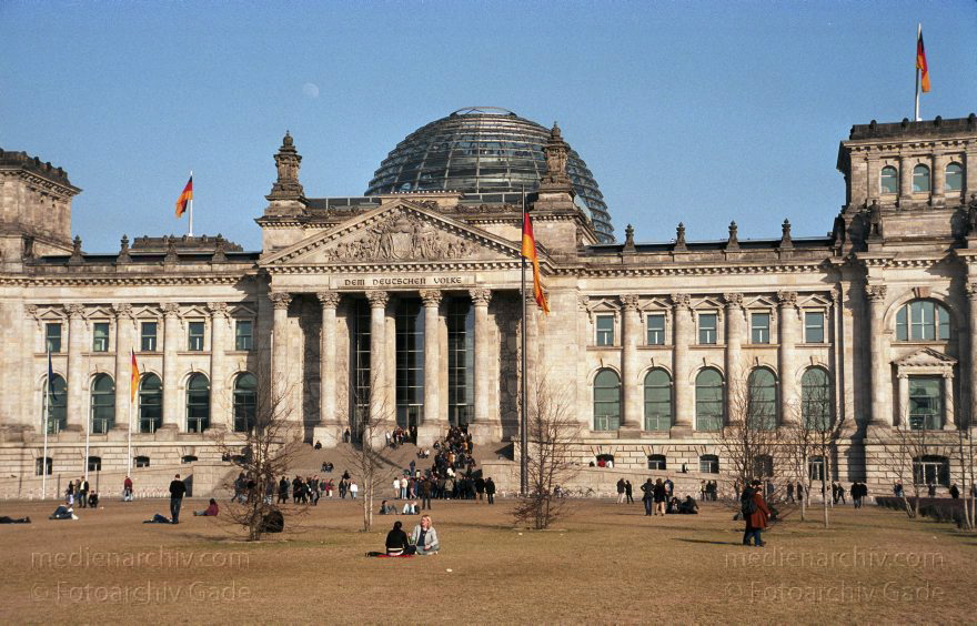 Berlin. Reichstag. Bundestag
15. 3. 2003. Berlin. Mitte Tiergarten. Regierungsviertel. Reichstag. Bundestag
Schlüsselwörter: Berlin;Bundestag;Deutschland;Germany;Hauptstadt;Mitte;Regierungsviertel;Reichstag;2003;Tiergarten