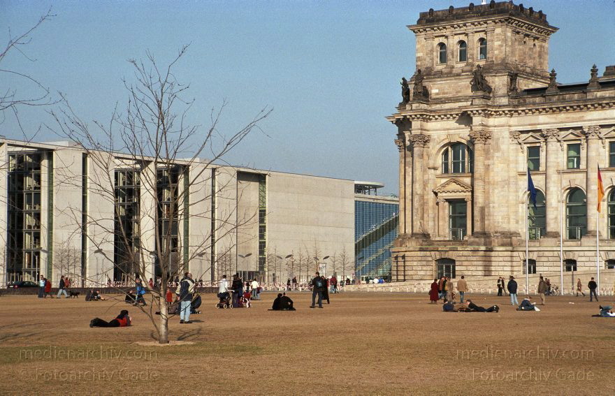 Berlin. Regierungsviertel.
15. 3. 2003. Berlin. Mitte Tiergarten. Regierungsviertel.
Schlüsselwörter: Berlin;Deutschland;Germany;Hauptstadt;Mitte;Regierungsviertel;Reichstag;2003;Tiergarten