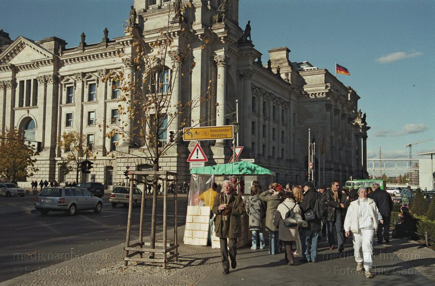 Berlin. Bratwurststand am Reichstag
Oktober 2003. Berlin. Mitte. Tiergarten. Regierungsviertel. Bratwurststand am Reichstag
Schlüsselwörter: Berlin;Bratwurststand;Deutschland;Germany;Imbiss;Imbiß;Mitte;Regierungsviertel;Reichstag;2003;Tiergarten
