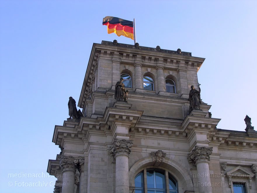 Berlin. Reichstag. Deutsche Flagge
12. 09. 2004. Berlin. Mitte. Regierungsviertel. Reichstag. Deutsche Flagge
Schlüsselwörter: Berlin;Deutsche;Deutschland;Flagge;Germany;Mitte;Regierungsviertel;Reichstag;2004;Tiergarten