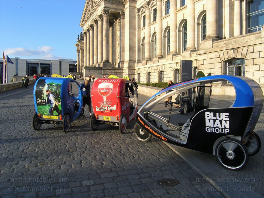 Berlin. Reichstag. Dreirädriges Fahrradtaxi
12. 09. 2004. Berlin. Mitte. Tiergarten. Regierungsviertel. Reichstag. Dreirädriges Fahrradtaxi
Schlüsselwörter: Berlin;Deutschland;Fahrradtaxi;Germany;Mitte;Regierungsviertel;Reichstag;2004;Tiergarten