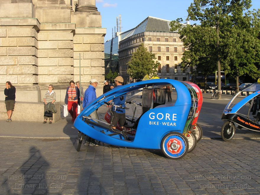 Berlin. Reichstag. Dreirädriges Fahrradtaxi
12. 09. 2004. Berlin. Mitte. Tiergarten. Regierungsviertel. Reichstag. Dreirädriges Fahrradtaxi
Schlüsselwörter: Berlin;Deutschland;Fahrradtaxi;Germany;Mitte;Regierungsviertel;Reichstag;2004;Tiergarten