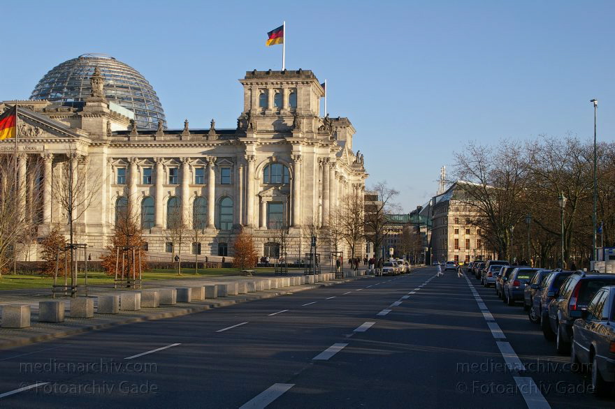 Berlin. Scheidemannstraße. Reichstag
16. 01. 2005 Berlin. Mitte. Tiergarten. Regierungsviertel. Scheidemannstraße. Reichstag
Schlüsselwörter: Berlin;Deutschland;Germany;Mitte;Regierungsviertel;Reichstag;Scheidemannstraße;2005;Tiergarten