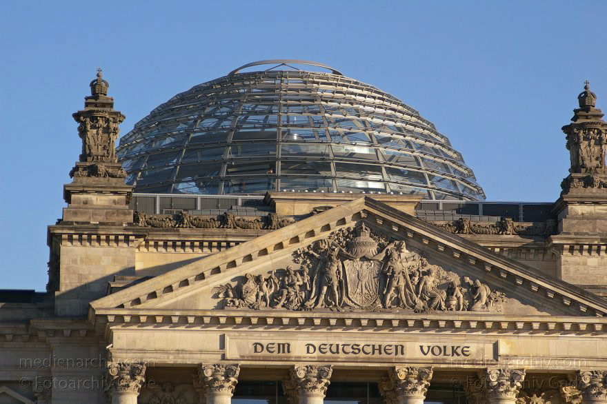 Berlin. Reichstag. Parlament. Bundestag. Kuppel. Portal mit Inschrift: Dem Deutschen Volke
16. 01. 2005 Berlin. Mitte. Tiergarten. Regierungsviertel. Reichstag. Parlament. Bundestag. Kuppel. Portal mit Inschrift: Dem Deutschen Volke
Schlüsselwörter: Deutschland;Germany;Mitte;Reichstag;Berlin;Tiergarten