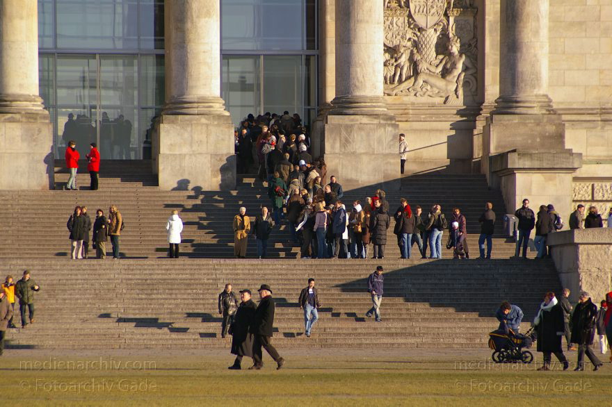 Berlin. Reichstag. Parlament. Bundestag. Warteschlange der Besucher
16. 01. 2005 Berlin. Mitte. Tiergarten. Regierungsviertel. Reichstag. Parlament. Bundestag. Warteschlange der Besucher. die auf das Dach und in die Kuppel möchten.
Schlüsselwörter: Berlin;Bundestag;Deutschland;Germany;Mitte;Regierungsviertel;Reichstag;2005;Tiergarten