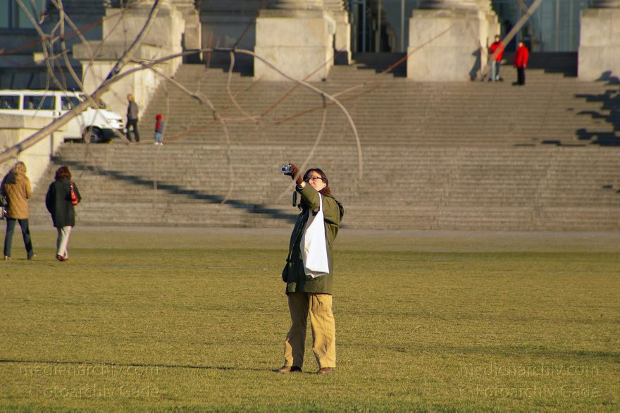 Berlin. Eine Frau fotografiert sich vor dem Reichstag-
16. 01. 2005 Berlin. Mitte. Regierungsviertel. Eine Frau fotografiert sich vor dem Reichstag-
Schlüsselwörter: Berlin;Deutschland;Germany;Mitte;Regierungsviertel;Reichstag;2005;Tiergarten