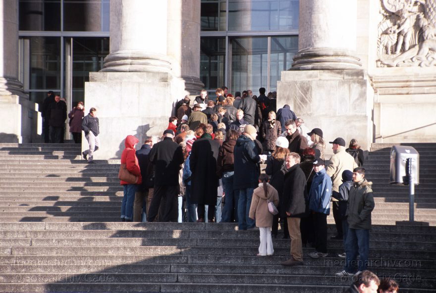 Berlin. Warteschlange am Portal des Reichstags
23. 1. 2005. Mitte. Regierungsviertel. Tiergarten. Besucherschlange am Portal des Reichstags. Warteschlange.
Schlüsselwörter: Berlin;Bundestag;Deutschland;Germany;Mitte;Reichstag;Tiergarten;2005;Warteschlange
