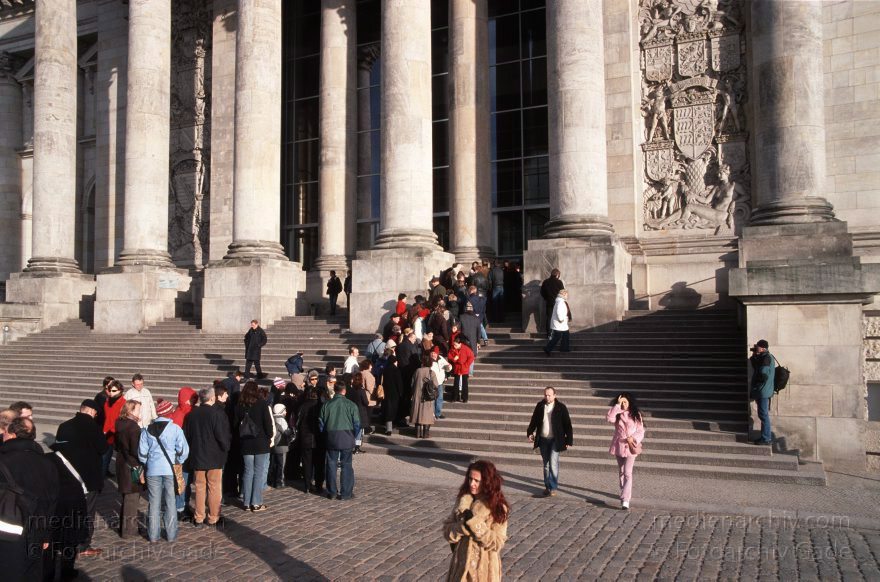 Berlin. Warteschlange am Portal des Reichstags
23. 1. 2005. Mitte. Regierungsviertel. Tiergarten. Besucherschlange am Portal des Reichstags. Warteschlange.
Schlüsselwörter: Berlin;Bundestag;Deutschland;Germany;Mitte;Reichstag;Tiergarten;2005;Warteschlange