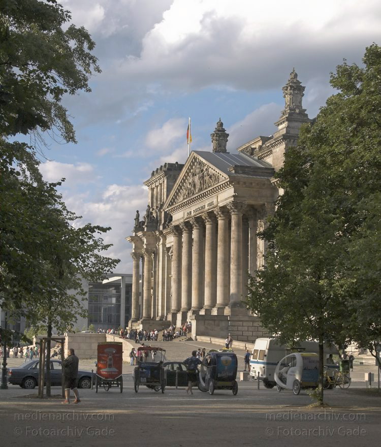 Berlin. Reichstag
31. 7. 2005. Berlin. Mitte. Tiergarten. Regierungsviertel. Reichstag
Schlüsselwörter: Berlin;Deutschland;Germany;Mitte;Regierungsviertel;Reichstag;2005;Tiergarten