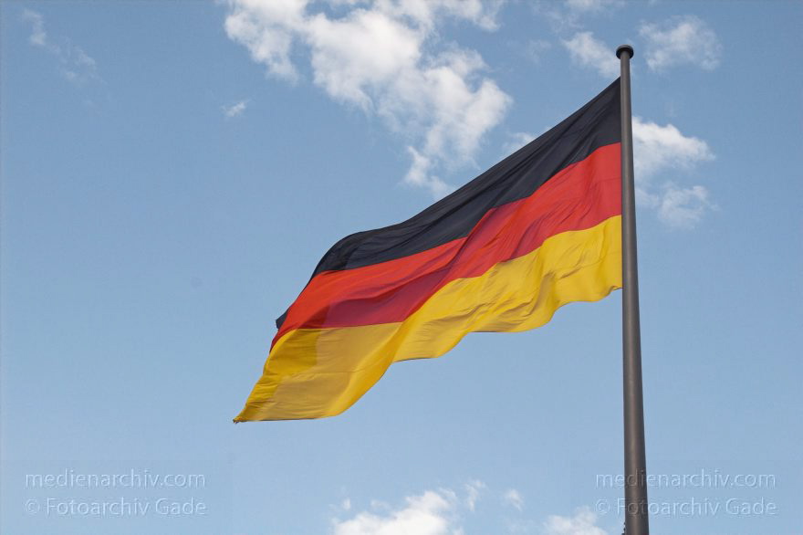 Berlin. Deutsche Flagge
31. 7. 2005. Berlin. Mitte. Tiergarten. Regierungsviertel. Deutsche Flagge
Schlüsselwörter: Berlin;Deutsche;Deutschland;Fahne;Flagge;Germany;Mitte;Regierungsviertel;Reichstag;2005;Tiergarten
