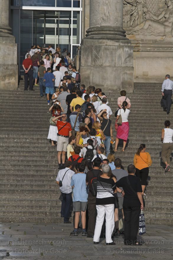 Berlin. Die Besucherschlange.
31. 7. 2005. Berlin. Mitte. Tiergarten. Regierungsviertel. Die Besucher. die zur Kuppel des Reichstags möchten. stehen Schlange.
Schlüsselwörter: Berlin;Deutschland;Germany;Mitte;Regierungsviertel;Reichstag;Schlange;Tiergarten;Warten;2005;wartende