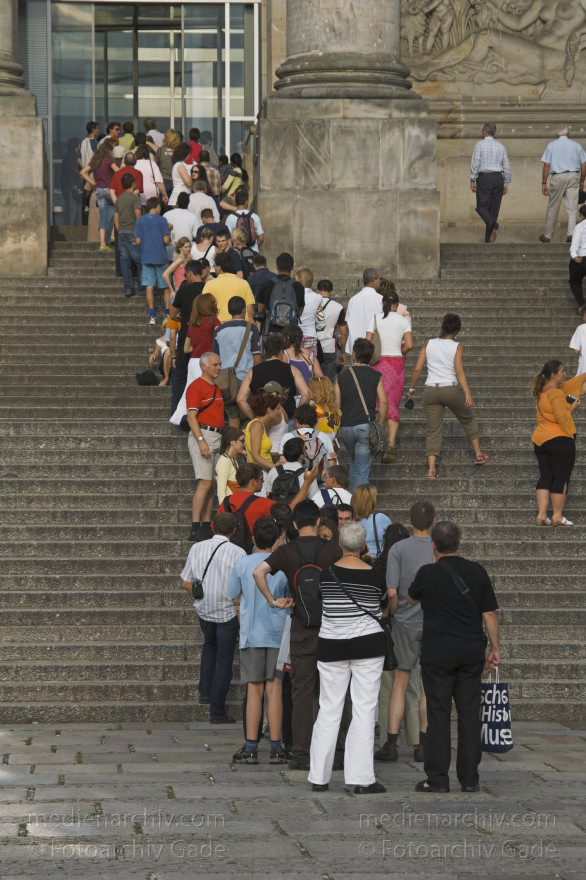 Berlin. Die Besucherschlange.
31. 7. 2005. Berlin. Mitte. Tiergarten. Regierungsviertel. Die Besucher. die zur Kuppel des Reichstags möchten. stehen Schlange.
Schlüsselwörter: Berlin;Deutschland;Germany;Mitte;Regierungsviertel;Reichstag;Schlange;Tiergarten;Warten;2005;wartende