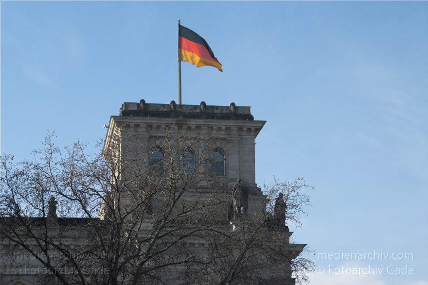 Berlin. Deutsche Fahne. Flagge auf dem Reichstag
18. 1. 2009. Berlin. Mitte. Regierungsviertel. Deutsche Fahne. Flagge auf dem Reichstag. Bundestag.
Schlüsselwörter: Berlin;Deutschland;Flagge;Germany;Mitte;Regierungsviertel;Reichstag;2009;Tiergarten