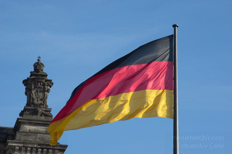 Berlin. Reichstag
18. 1. 2015. Berlin. Mitte. Tiergarten. Regierungsviertel. Reichstag. Deutsche Flagge
Schlüsselwörter: 2015;Berlin;Flagge;Mitte;Regierungsviertel;Reichstag;Tiergarten