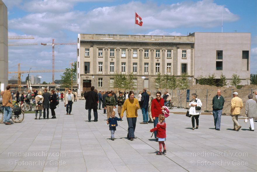Berlin. Tiergarten. Schweizer Botschaft
20. Mai 2001. Berlin. Mitte. Tiergarten. Mitte. Schweizer Botschaft
Schlüsselwörter: Berlin;Botschaft;Deutschland;Germany;Mitte;Schweizer Botschaft;2001;Tiergarten