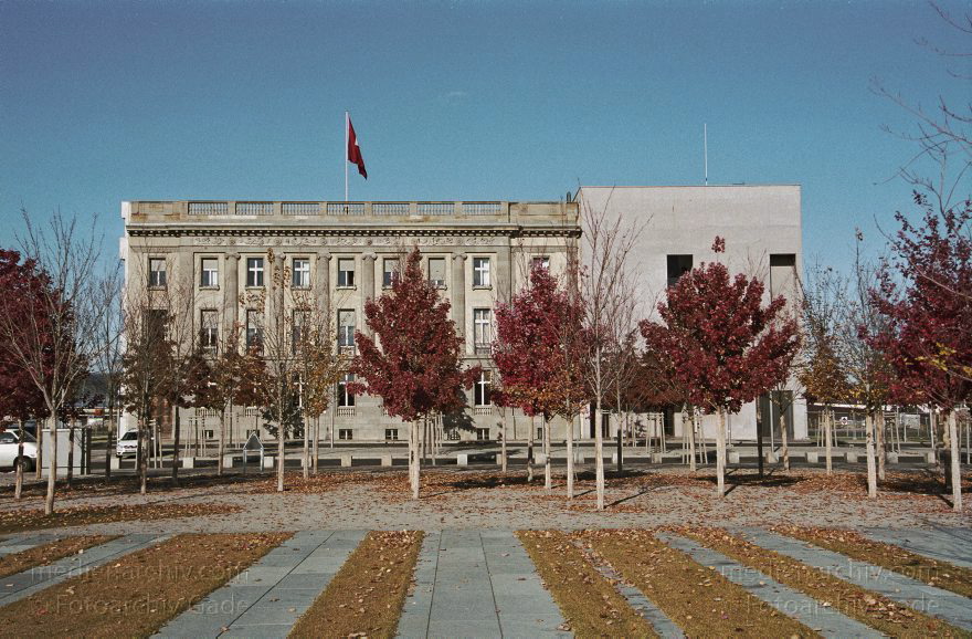 Berlin. Tiergarten. Schweizer Botschaft
Oktober 2003. Berlin. Mitte. Tiergarten. Regierungsviertel. Schweizer Botschaft
Schlüsselwörter: Berlin;Botschaft;Deutschland;Germany;Mitte;Regierungsviertel;Schweizer Botschaft;2003;Tiergarten