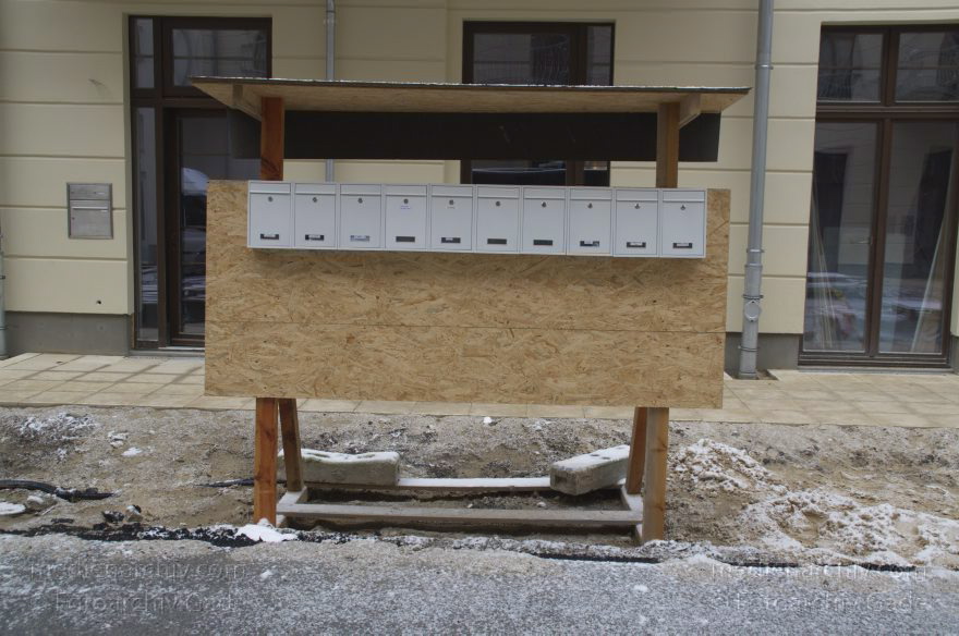 Berlin. Scharnhorststraße. Improvisierter Briefkasten. Hofgarten zur Mitte
12. 1. 2013. Berlin. Mitte. Scharnhorststraße 6-7. Improvisierter Briefkasten. Hofgarten zur Mitte. Ehemals: Königliches Garnisonslabor und Reichspostverteilamt
Schlüsselwörter: Baustelle;Berlin;Briefkasten;Deutschland;Germany;Hofgarten zur Mitte;Mitte;2013;Scharnhorststraße