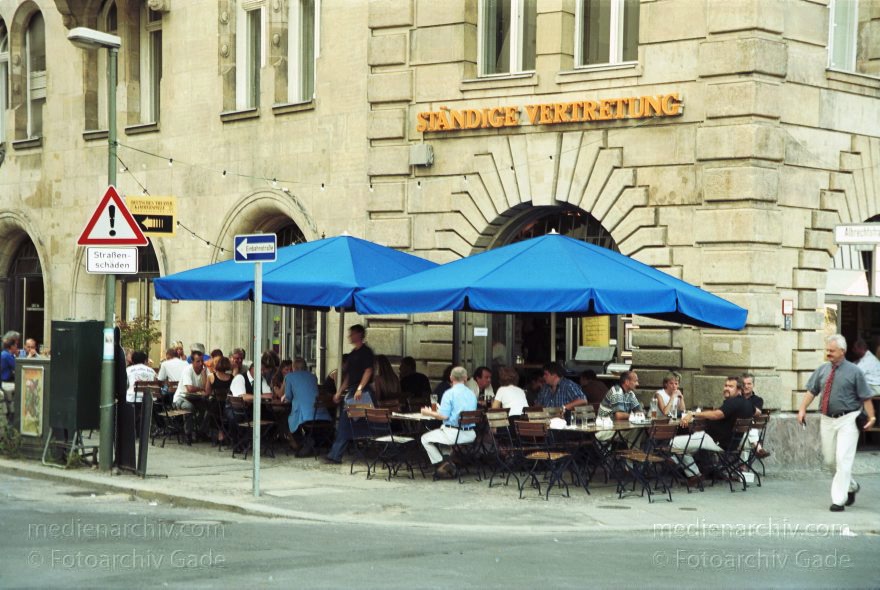Berlin. Gaststätte Ständige Vertretung am Schiffbauerdamm.
13. August 2000. Berlin. Mitte. Gaststätte Ständige Vertretung am Schiffbauerdamm.
Schlüsselwörter: Berlin;Deutschland;Gaststätte;Germany;Mitte;Restaurant;Schiffbauerdamm;2000;Ständige Vertretung