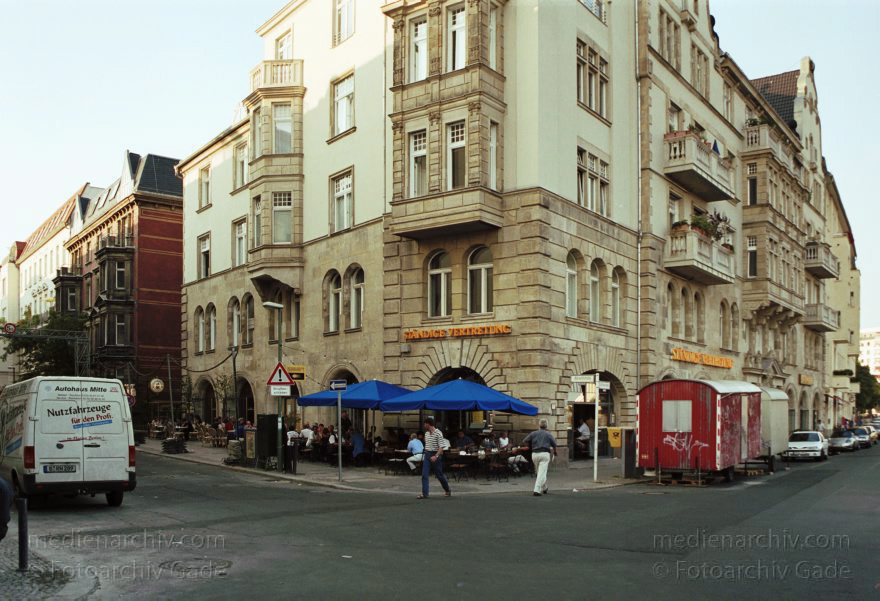 Berlin. Gaststätte Ständige Vertretung am Schiffbauerdamm.
13. August 2000. Berlin. Mitte. Gaststätte Ständige Vertretung am Schiffbauerdamm.
Schlüsselwörter: Berlin;Deutschland;Gaststätte;Germany;Mitte;Restaurant;Schiffbauerdamm;2000;Ständige Vertretung