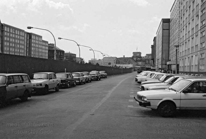 Berlin. Parkende Autos am Schiffbauerdamm. DDR. OstBerlin.
30. Mai. 1990. Berlin. Mitte. Parkende Autos am Schiffbauerdamm. DDR. Ostberlin
Schlüsselwörter: Berlin;DDR;Deutschland;Germany;Mitte;Ost-Berlin;Ostberlin;Ostzone;1990;Schiffbauerdamm