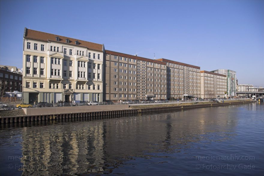 Berlin. Spree. Schiffbauerdamm
18. Februar 2007. Berlin. Mitte. Spree. Schiffbauerdamm. Plattenbau
Schlüsselwörter: Berlin;Deutschland;Germany;Mitte;2007;Schiffbauerdamm