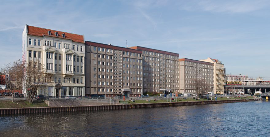 Berlin. Mitte. Schiffbauerdamm. Fluss Spree
20. 3. 2014. Berlin. Mitte. Plattenbauten am Schiffbauerdamm. Fluss Spree
Schlüsselwörter: Berlin;Fluss;Mitte;Plattenbauten;Schiffbauerdamm;2014;Spree;Mitte