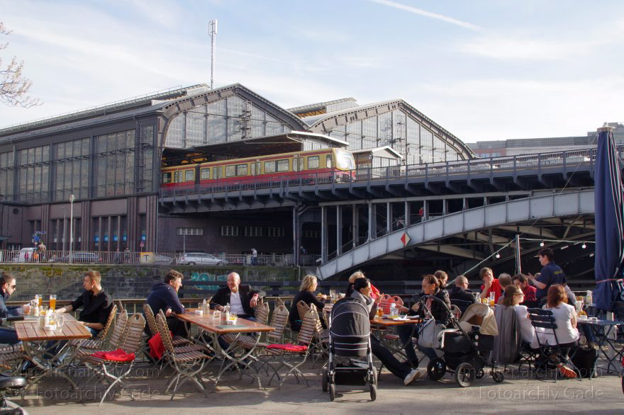 Berlin. Mitte. Schiffbauerdamm. Ständige Vertretung
20. 3. 2014. Berlin. Mitte. Schiffbauerdamm. Ständige Vertretung. Stäv. Restaurant. Bahnhof Friedrichstraße
Schlüsselwörter: Bahnhof Friedrichstraße;Berlin;Germany;Mitte;Restaurant;Schiffbauerdamm;2014;Ständige Vertretung;Mitte