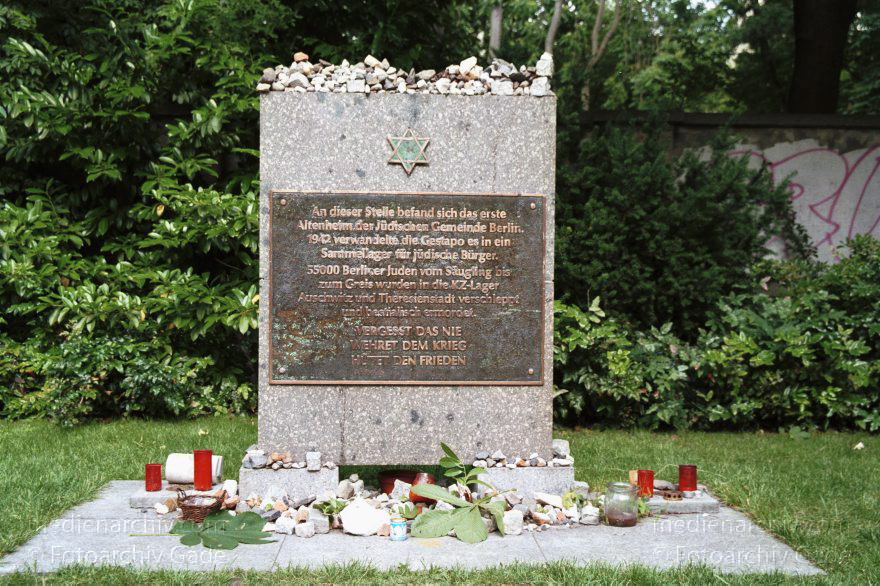 Berlin. Große Hamburgerstraße. Jüdischer Friedhof
1. Juli 2001. Berlin. Mitte. Scheunenviertel. Große Hamburger Straße. Ältester jüdischer Friedhof in Berlin.
Schlüsselwörter: Berlin;Deutschland;Friedhof;Germany;Grabsteine;Große Hamburger Straße;Jude;Jüdischer Friedhof;Mitte;Scheunenviertel;2001;Spandauer Vorstadt