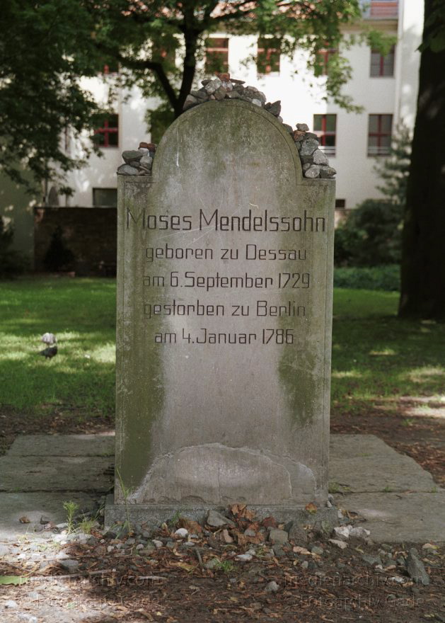 Berlin. Große Hamburgerstraße. Jüdischer Friedhof. Grab von Moses Mendelsohn
1. Juli 2001. Berlin. Mitte. Scheunenviertel. Große Hamburger Straße. Ältester jüdischer Friedhof in Berlin. Grab von Moses Mendelsohn (1729-1786. Philosoph)
Schlüsselwörter: Berlin;Deutschland;Friedhof;Germany;Grabsteine;Große Hamburger Straße;Jude;Jüdischer Friedhof;Mendelsohn, Moses;Mitte;Scheunenviertel;2001;Spandauer Vorstadt
