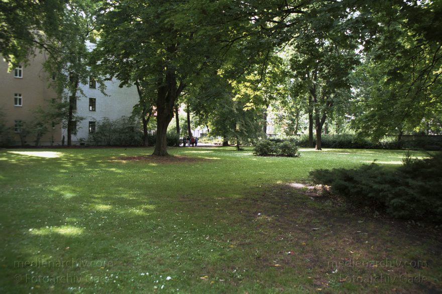 Berlin. Große Hamburgerstraße. Jüdischer Friedhof
1. Juli 2001. Berlin. Mitte. Scheunenviertel. Große Hamburger Straße. Ältester jüdischer Friedhof in Berlin.
Schlüsselwörter: Berlin;Deutschland;Friedhof;Germany;Grabsteine;Große Hamburger Straße;Jude;Jüdischer Friedhof;Mitte;Scheunenviertel;2001;Spandauer Vorstadt
