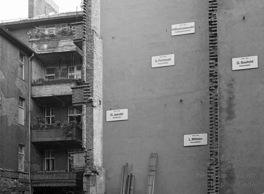 Berlin. Kleine Hamburgerstraße. Scheunenviertel
1. 6. 1991. Berlin. Kleine Hamburger Straße. Scheunenviertel
Schlüsselwörter: Berlin;Deutschland;Germany;Mitte;Scheunenviertel;1991;Spandauer Vorstadt