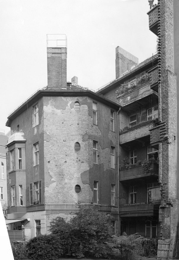 Berlin. Kleine Hamburgerstraße. Scheunenviertel
1. 6. 1991. Berlin. Kleine Hamburger Straße. Scheunenviertel
Schlüsselwörter: Berlin;Deutschland;Germany;Mitte;Scheunenviertel;1991;Spandauer Vorstadt