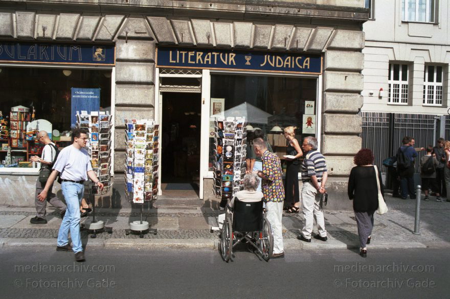 Berlin. Kleine Hamburgerstraße. Spandauer Vorstadt
2000. Berlin. Kleine Hamburger Straße. Scheunenviertel. Spandauer Vorstadt
Schlüsselwörter: Berlin;Deutschland;Germany;Mitte;Scheunenviertel;2001;Spandauer Vorstadt