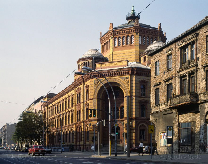 Berlin. Oranienburgerstraße. Postfuhramt.
1992. Berlin. Mitte. Scheunenviertel. Oranienburger Straße. Postfuhramt.
Schlüsselwörter: Berlin;Deutschland;Germany;Mitte;Oranienburger Straße;Postfuhramt;Scheunenviertel;1992;Spandauer Vorstadt