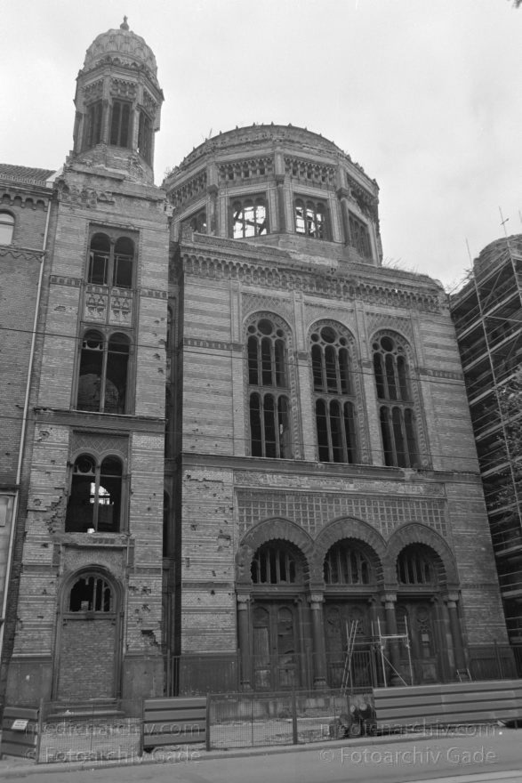 Berlin. DDR. OstBerlin. Synagoge in der Oranienburgerstraße
September 1988. DDR. Berlin. Ostberlin. Mitte. Scheunenviertel. Synagoge in der Oranienburger Straße
Schlüsselwörter: Berlin;DDR;Deutschland;Germany;Mitte;Oranienburger Straße;Ostberlin;Scheunenviertel;Spandauer Vorstadt;1988;Synagoge