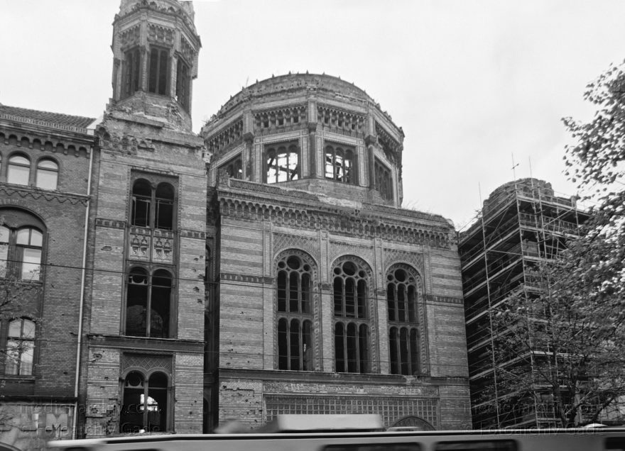 Berlin. DDR. OstBerlin. Synagoge in der Oranienburgerstraße
September 1988. DDR. Berlin. Ostberlin. Mitte. Scheunenviertel. Synagoge in der Oranienburger Straße
Schlüsselwörter: Berlin;DDR;Deutschland;Germany;Mitte;Oranienburger Straße;Ostberlin;Scheunenviertel;Spandauer Vorstadt;1988;Synagoge