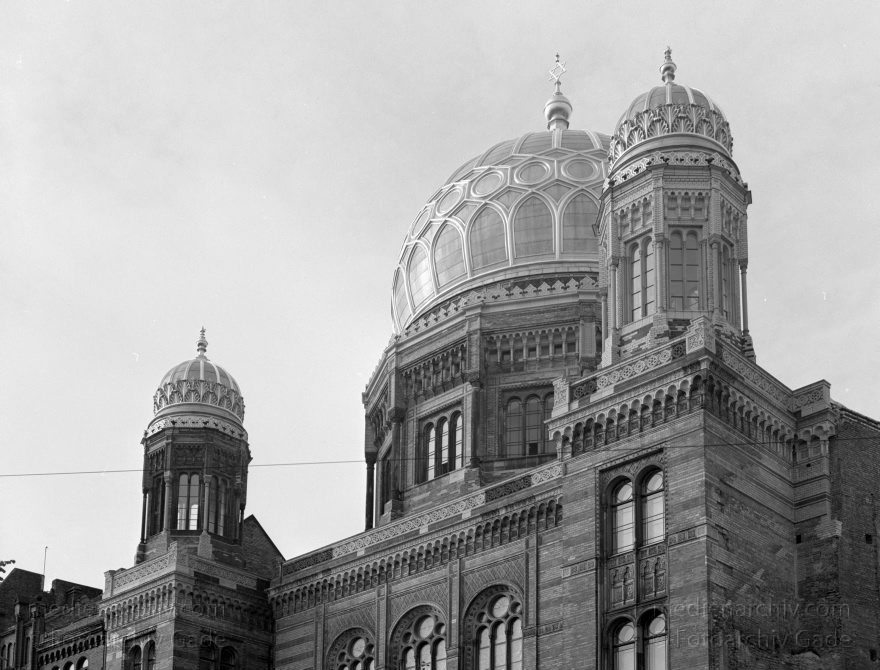 Berlin. Oranienburgerstraße. Synagoge. Spandauer Vorstadt
1. 6. 1991. Berlin. Mitte. Oranienburger Straße. Synagoge. Scheunenviertel. Spandauer Vorstadt
Schlüsselwörter: Berlin;Deutschland;Germany;Juden;Mitte;Oranienburger Straße;Scheunenviertel;Spandauer Vorstadt;1991;Synagoge