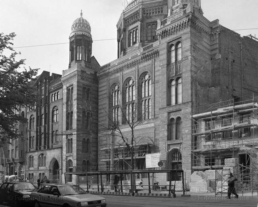 Berlin. Oranienburgerstraße. Synagoge. Spandauer Vorstadt
1. 6. 1991. Berlin. Mitte. Oranienburger Straße. Synagoge. Scheunenviertel. Spandauer Vorstadt
Schlüsselwörter: Berlin;Deutschland;Germany;Juden;Mitte;Oranienburger Straße;Scheunenviertel;Spandauer Vorstadt;1991;Synagoge
