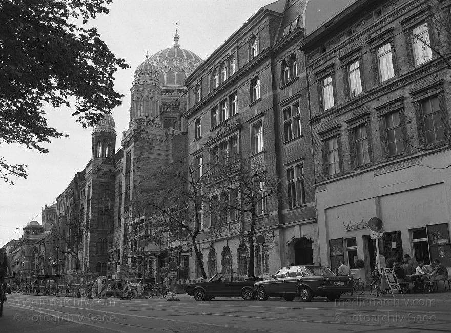 Berlin. Oranienburgerstraße. Synagoge. Juden. Café Silberstein
16. 8. 1992. Berlin. Mitte. Scheunenviertel. Oranienburger Straße. Synagoge. Juden. Café Silberstein
Schlüsselwörter: Berlin;Deutschland;Germany;Jews;Juden;Mitte;Oranienburger Straße;Scheunenviertel;Spandauer Vorstadt;1992;Synagoge