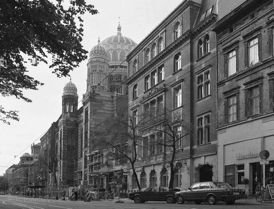 Berlin. Synagoge in der Oranienburgerstraße. Juden. Café Silberstein.
16. 8. 1992. Berlin. Mitte. Scheunenviertel. Synagoge in der Oranienburger Straße. Juden. Café Silberstein.
Schlüsselwörter: Berlin;Deutschland;Germany;Jews;Juden;Mitte;Oranienburger Straße;Scheunenviertel;Spandauer Vorstadt;1992;Synagoge