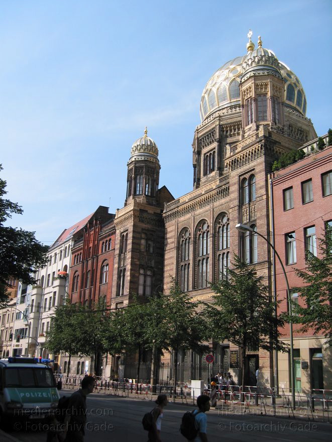 Berlin. Oranienburgerstraße Synagoge
18. August 2002. Berlin. Mitte. Scheunenviertel. Oranienburger Straße Synagoge
Schlüsselwörter: Berlin;Deutschland;Germany;Mitte;Oranienburger Straße;Scheunenviertel;Spandauer Vorstadt;2002;Synagoge