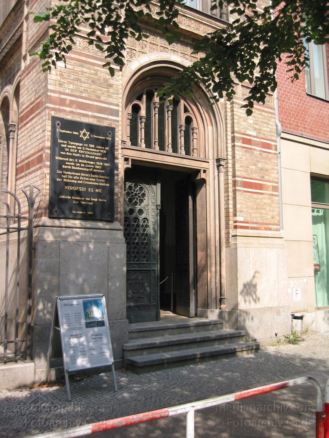 Berlin. Oranienburgerstraße Synagoge
18. August 2002. Berlin. Mitte. Scheunenviertel. Oranienburger Straße Synagoge
Schlüsselwörter: Berlin;Deutschland;Germany;Mitte;Oranienburger Straße;Scheunenviertel;Spandauer Vorstadt;2002;Synagoge