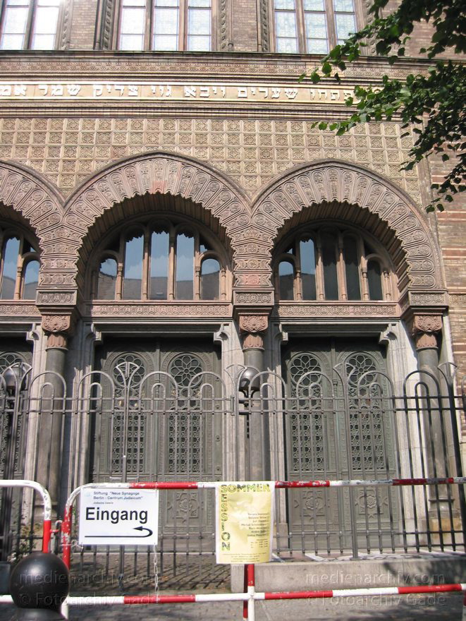 Berlin. Oranienburgerstraße Synagoge
18. August 2002. Berlin. Mitte. Scheunenviertel. Oranienburger Straße Synagoge
Schlüsselwörter: Berlin;Deutschland;Germany;Mitte;Oranienburger Straße;Scheunenviertel;Spandauer Vorstadt;2002;Synagoge